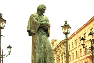 «Давайте зарубим себе на носу, пройдя от Сенной площади до памятника Гоголю, увидим места,  вдохновившие автора на великие произведения, и почувствуем Санкт-Петербургъ собственным носом», — так организаторы приглашают участников на литературную прогулку-феерию, приуроченную к 210 годовщине рождения писателя.