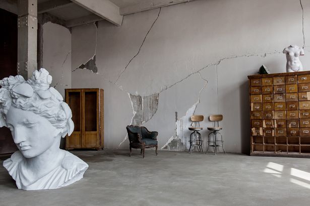 Сделать фотосессию в антураже европейского Рождества, устроить творческую съемку в урбанистическом стиле или организовать фотосет для бренда одежды в минималистичных интерьерах. Чтобы вы не потерялись в выборе, Питер Online подобрал 20 лучших фотостудий Петербурга с почасовой арендой от 700 рублей в час.