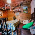 Собрали проверенные места, где можно не просто утолить голод, а получить удовольствие от еды и атмосферы. От легендарной Пышечной до кафе в старинном гроте — каждое заведение со своей историей и характером.