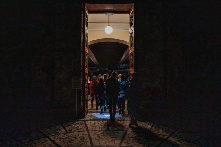 Освоить творческую профессию, раскрыть навыки артиста, избавиться от зажимов и стеснения — для актерских курсов нет ничего невозможного. Здесь учат сценическим движениям, погружению в образ, импровизации, правильной и красивой речи. Питер Online собрал подборку театральных студий, которые пробудят в вас талантливого актера.