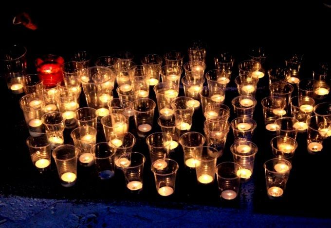 u041fu0435u0442u0435u0440u0431u0443u0440u0436u0446u044b u0437u0430u0436u0433u0443u0442 u0441u0432u0435u0447u0438 u0432u043e u0432u0441u0435u043c u0433u043eu0440u043eu0434u0435 u0432 u043fu0430u043cu044fu0442u044c u043e u0414u043du0435 u043fu0440u043eu0440u044bu0432u0430 u0431u043bu043eu043au0430u0434u044b