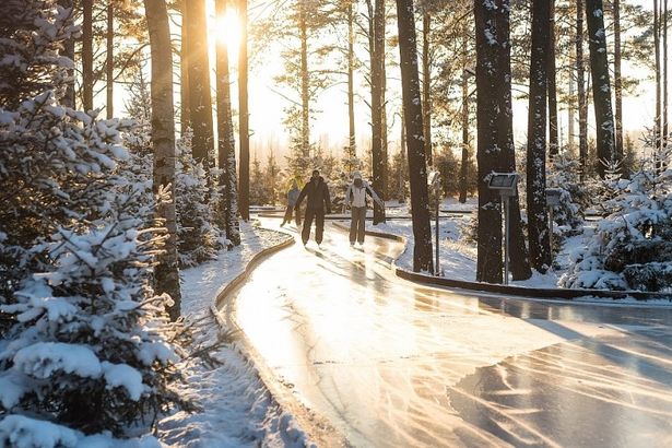 Зимние деньки очень хорошо проводить на улице, а многим особенно интересен активный и самый лучший способ в таком случае  — покататься на коньках. Рассказываем, где это можно сделать на воздухе, наслаждаясь архитектурой или природой, при этом рассекать лед можно даже при плюсовой температуре.
