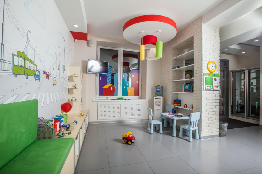 Уютный интерьер клиники Светофор с яркими акцентами и игровой зоной для детей