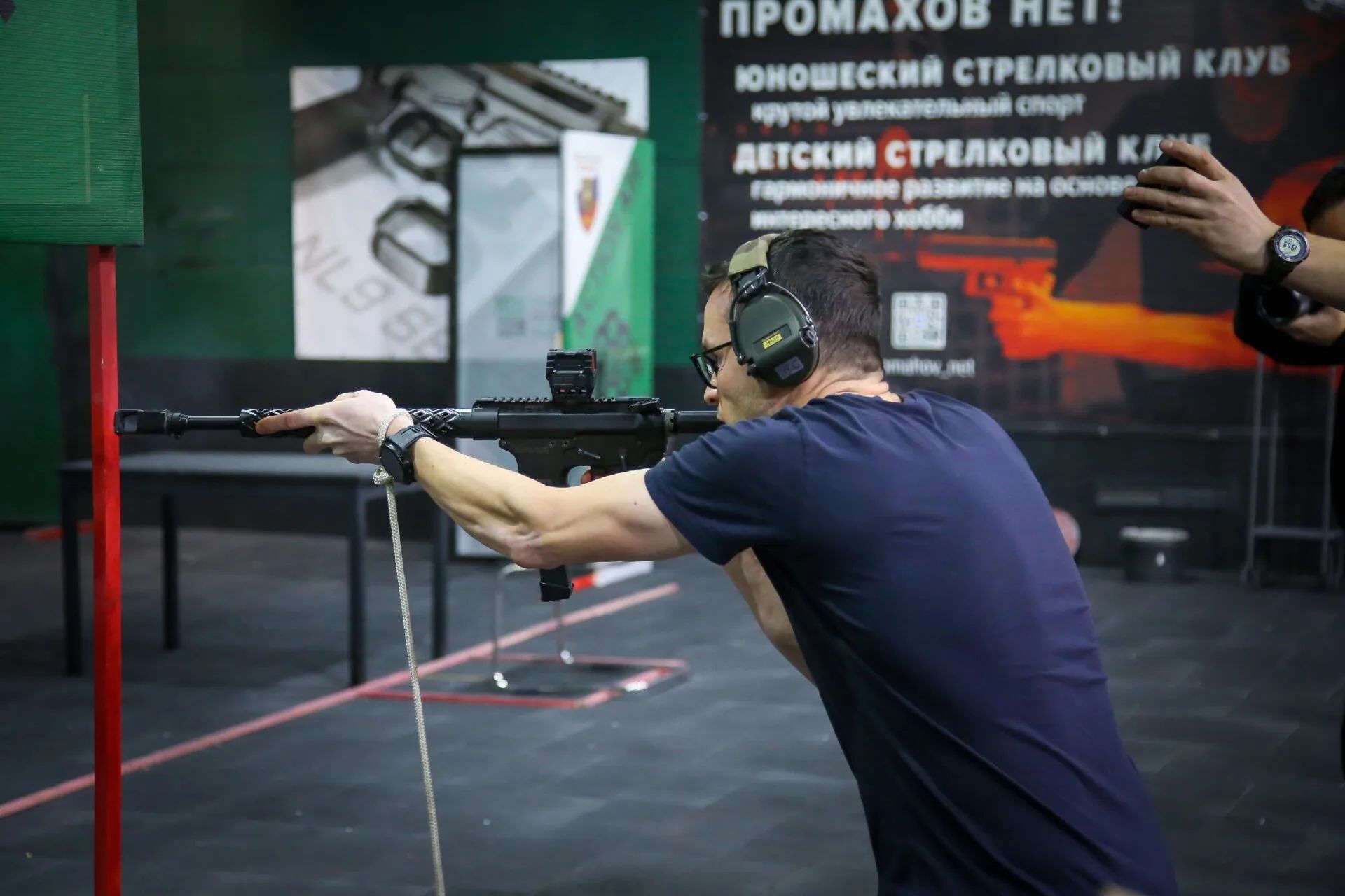 Просторный зал стрелкового клуба «Мишень» с разделёнными дорожками для стрельбы