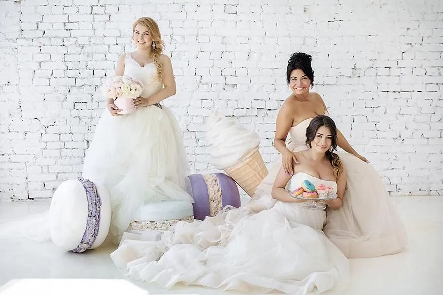 Примерочная WedYou Studio с платьями Pronovias