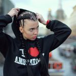 Тонкие «французские» косички, заплетаемые по голове, из которых и получается ажурный дизайн, называемые иначе брейды, только набирают популярность в России. Однако, в мире они уже давно стали частью искусства. Мастера постоянно придумывают все новые узоры и образы, которые пеняют внешность модели на 180 градусов. Один из таких мастеров живет в Петербурге.