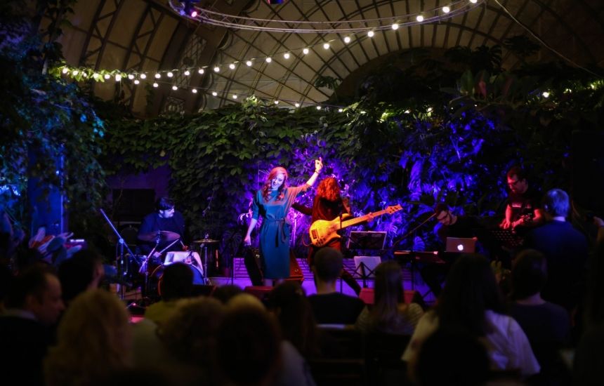 20 сентября группа Maria Majazz даст концерт на крыше пространства Four Bridges с панорамным видом на набережную реки Фонтанки. Стиль музыки Maria Majazz на стыке art-rock, pop-jazz и folk. Сами музыканты называют его atmospheric song. На выступлении прозвучит новая программа, котрорая ляжет в основу второго альбома группы.