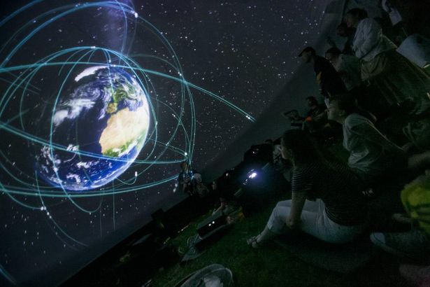 Гаджеты и эксперименты, объемные голограммы и световые инсталляции, выставка картин дополненной реальности и полное погружение в виртуальный мир. Все это ждет гостей фестиваля&nbsp;TECH Weekend с 3 по 6 января в&nbsp;Музее связи А.С. Попова.