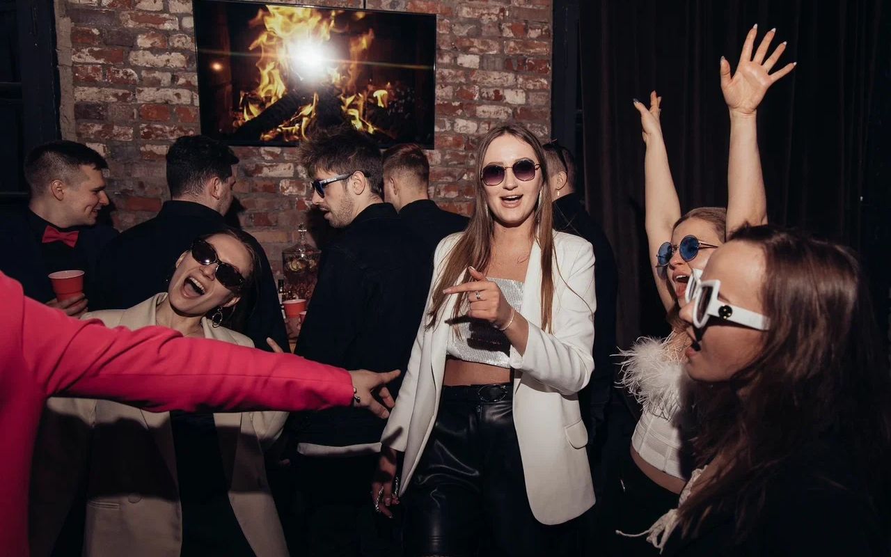 Loft Port, RedBrick Loft, Hvoya Loft, Agava Loft, WOW Place и ещё пять площадок — варианты для праздника на любой масштаб и стиль.