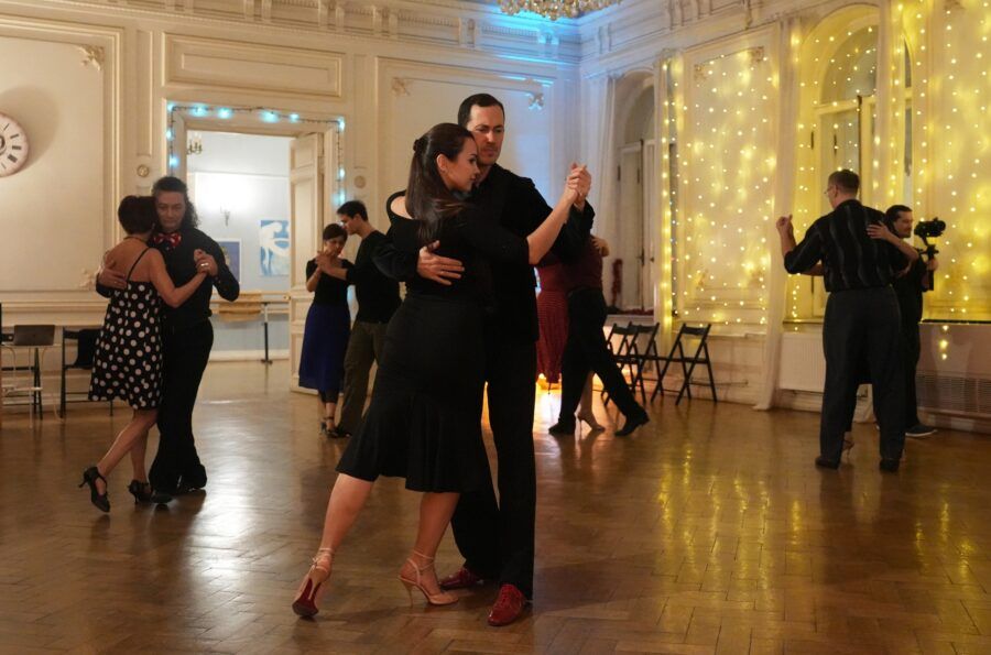 Когда прогулки по городу и вечера с роллами и фильмами надоели, пригласите свою вторую половину на творческий мастер-класс. Вместе вы нарисуете интерьерную картину, слепите глиняную посуду, разучите танец и сварите собственную шоколадную плитку. Читайте подборку, чтобы узнать обо всех мастер-классах, где можно интересно провести время и признаться в чувствах.