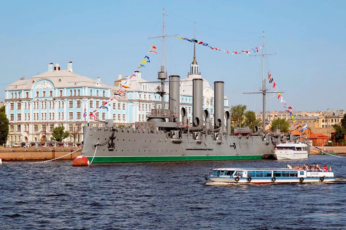 Крейсер Аврора у Петроградской набережной в Санкт-Петербурге