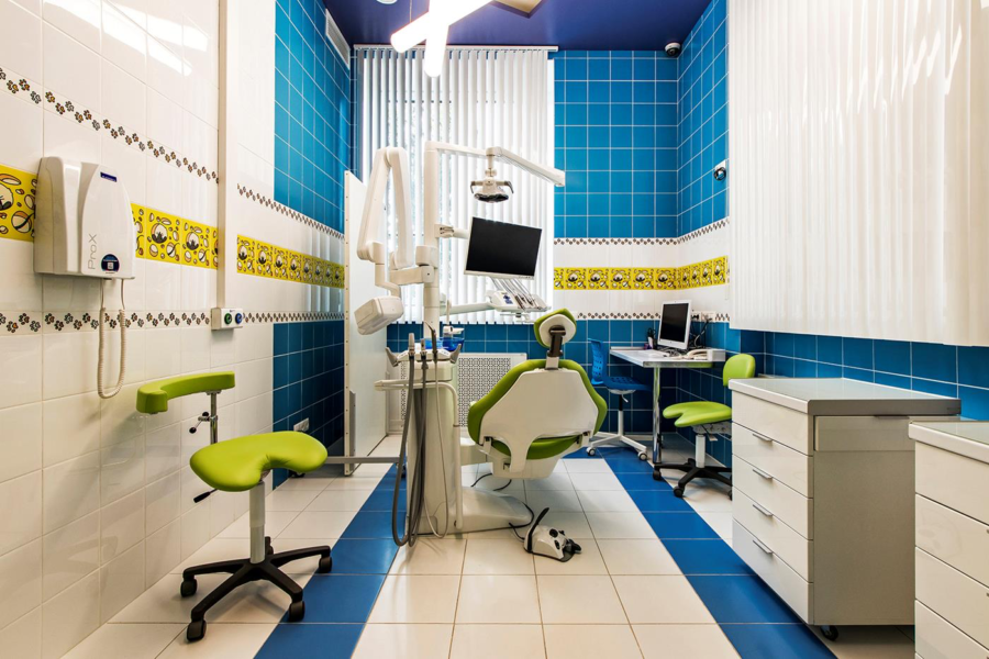 Яркий интерьер клиники Primed Kids с игровой зоной и телевизорами с мультфильмами