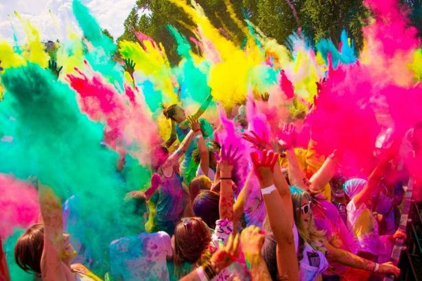 Я проснулся от тишины. Окна моей квартиры выходят на Маяковскую улицу, где и днем и ночью жужжат машины. Однако, сегодня ночью слишком тихо. Такая же тишина однажды наступает после больших проектов. В этой самой квартире трудились десятки человек. Люди расходятся, и ты остаешься один на один с тишиной...