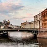 Весной Санкт-Петербург превращается в самое романтичное место на земле: Большая Конюшенная улица становится в ярко-зеленых тонах, аллеи и дорожки петербургских садов наполняются солнцем и прекрасным свежим воздухом, а по питерским дворикам гуляет прохладный ветерок, намекая на то, что нужно покрепче прижать близкого человека к себе и отправиться на прогулку. 