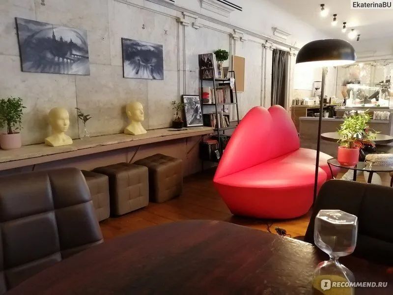 Интерьер арт-кофейни Вкус искусства с ярким дизайном, книжной библиотекой и десертами, созданными по мотивам картин известных художников