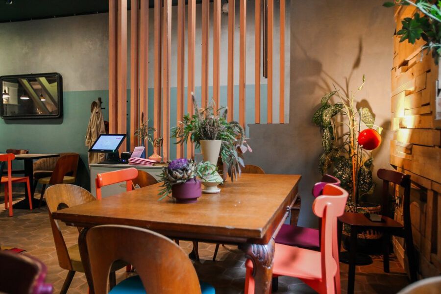 Здесь ваш стол точно не останется пустым! «Общество чистых тарелок» — это заведение с домашней атмосферой и кухней, где каждый найдёт что-то по вкусу: от бургеров и стейков до веганских боулов. А как насчёт бокала крафтового пива или авторского коктейля?