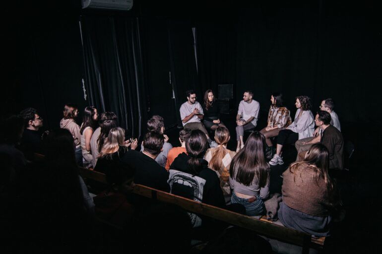 Освоить творческую профессию, раскрыть навыки артиста, избавиться от зажимов и стеснения — для актерских курсов нет ничего невозможного. Здесь учат сценическим движениям, погружению в образ, импровизации, правильной и красивой речи. Питер Online собрал подборку театральных студий, которые пробудят в вас талантливого актера.