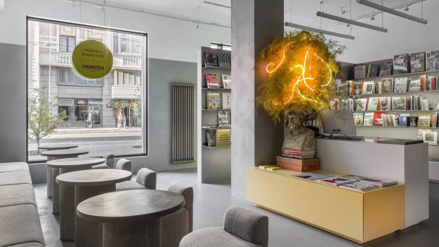 Современный интерьер кофейни Pa Pa Power в книжном магазине Masters Bookstore с коллекционными изданиями