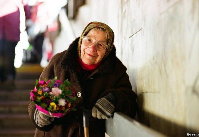 Новый год — праздник, который зачастую празднуется в кругу семьи, но, к сожалению, не у всех есть возможность встретить Новый Год вместе со своей семьей. В преддверии праздников в Петербурге была запущена акция «Подарим праздник дедушкам и бабушкам!», в рамках которой любой желающий сможет подарить подарки пожилым людям, находящимся в одиночестве.
