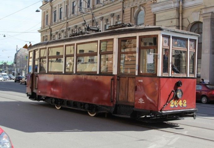 24 u0438u044eu043du044f u043fu043e u0443u043bu0438u0446u0430u043c u041fu0435u0442u0435u0440u0431u0443u0440u0433u0430 u043fu0440u043eu0435u0434u0435u0442 u0440u0435u0442u0440u043e- u0442u0440u0430u043cu0432u0430u0439