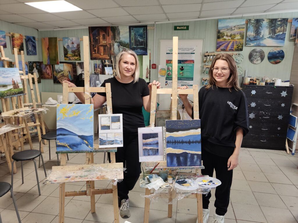 Мастер-класс по рисованию в студии Start: участники создают красочные картины под руководством преподавателя