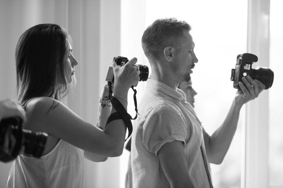 Лучше всего учиться мастерству съемки в проверенных школах фотографии с крутыми педагогами-фотографами. Только так вы добьетесь атмосферных кадров, которые будут завораживать и впечатлять. Питер Online рассказывает, где в Петербурге учат фотографировать в разных жанрах, работать со светом и цветом, создавать концепции для съемок и классно обрабатывать фото.