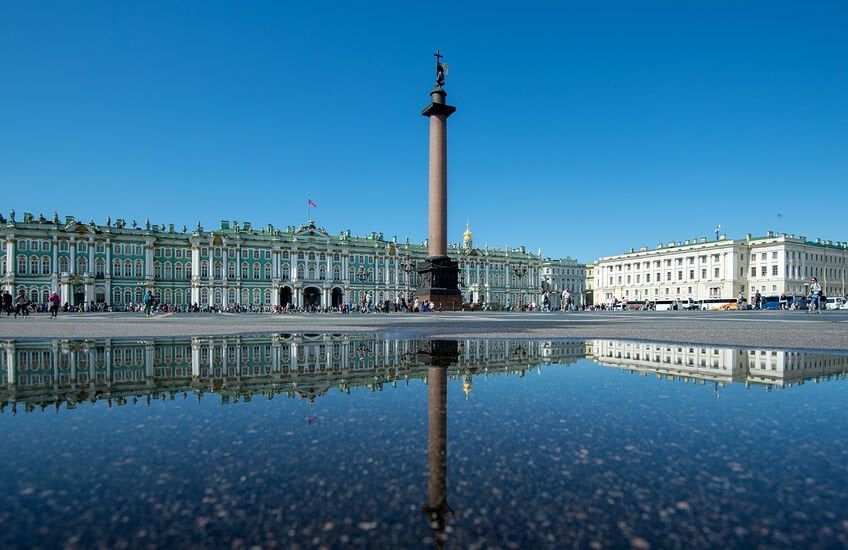 Александровская колонна на Дворцовой площади в Санкт-Петербурге