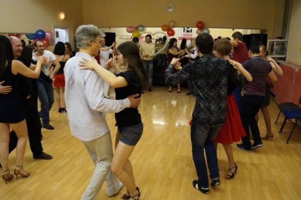 Танец-вспышка, танец-феерия, танец-азарт, танец-праздник, танец-история... Студия танца «Sierra Maestra» приглашает всех, кто хочет научиться двигаться под зажигательные ритмы сальсы, на открытый урок к Дмитрию Маковскому!