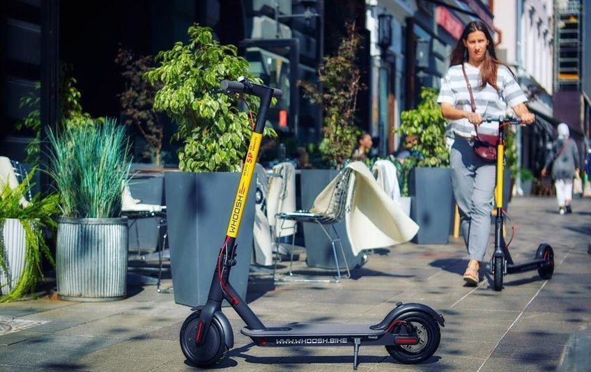 В 2026 году в Петербурге работают три крупных сервиса кикшеринга электросамокатов — Whoosh, Юрент и Яндекс Go. Разбираемся в тарифах, зонах покрытия и новых правилах сезона 2026.