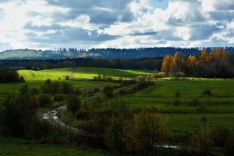 Густые сосновые леса, сверкающие голубые озера, песчаные пляжи и бескрайние поля, которые загадочно притягивают своей природной красотой. В Сосново идеальные условия для уединенного отдыха вдали от городской суеты. А также море развлечений и множество интересных мест, которые оставят незабываемые впечатления. Питер Online собрал список из 15 мест, которые вдохновят вас на путешествие в этот прекрасный поселок.