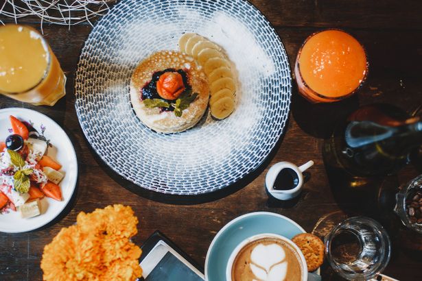 В утренней спешке не всегда есть время и желание готовить завтрак дома. К счастью, Петербург располагает большим количеством мест, где можно вкусно и недорого позавтракать. Подборка заведений с эконом-завтраками от Питер Online: