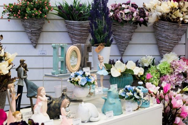 В ТРК&nbsp;«Питер Радуга» специально для дам запустили скидочные дни в период с 8 по 10 марта. Также в эти дни&nbsp;с 12:00 до 19:00 всех представительниц прекрасного пола будет ждать «Аллея красоты», где профессиональные визажисты совершенно бесплатно помогут создать уникальный образ.&nbsp;По всему комплексу гостей ждут экстравагантные декорации и фотозоны, а вЦентральном Атриуме пройдет весенняя ярмарка.