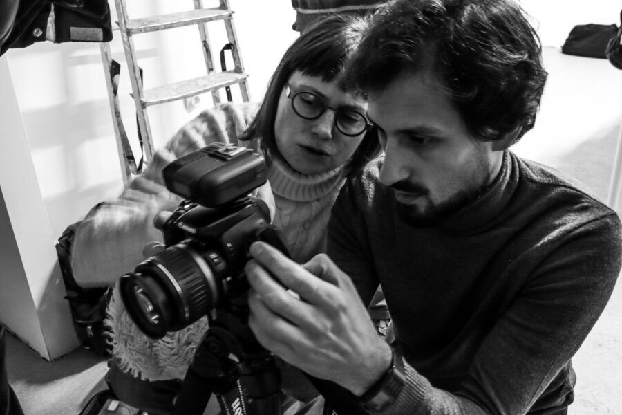 Лучше всего учиться мастерству съемки в проверенных школах фотографии с крутыми педагогами-фотографами. Только так вы добьетесь атмосферных кадров, которые будут завораживать и впечатлять. Питер Online рассказывает, где в Петербурге учат фотографировать в разных жанрах, работать со светом и цветом, создавать концепции для съемок и классно обрабатывать фото.