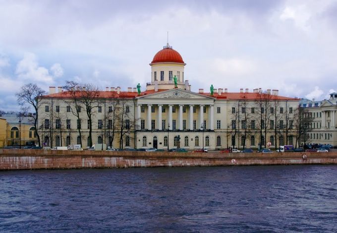 Внутренние залы Пушкинского Дома с литературными экспонатами и портретами писателей