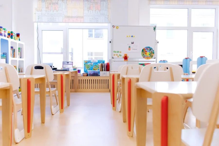 Например, в школе Priviata внимание уделяется игровым подходам и развитию критического мышления и креативности. Лицей «Паскаль» и школа «Аксон» подчеркивают важность индивидуального подхода и всестороннего развития учеников. В школе «Деловая волна» сочетаются российские и британские образовательные стандарты, а «Тет-А-Тет» привлекает сильным акцентом на творчество и искусства, в то время как «Артхелло Атлас» привлекает полным учебным днем до 19:00 и собственным бассейном. Эти и другие частные школы Петербурга обеспечивают высокий уровень обучения и подготовку к современной жизни.