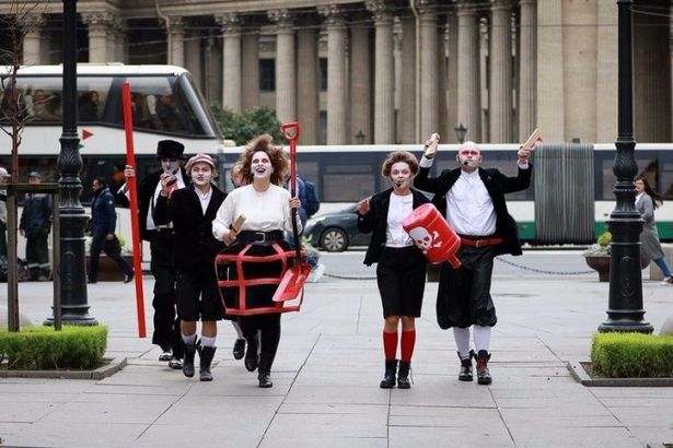 С 21 по 25 сентября с небольшой сцены на Малой Конюшенной актеры всю неделю будут показывать зрителям миниатюрные постановки по произведениям Николая Гоголя, Александра Пушкина, Федора Достоевского, Марка Твена и Уильяма Шекспира.