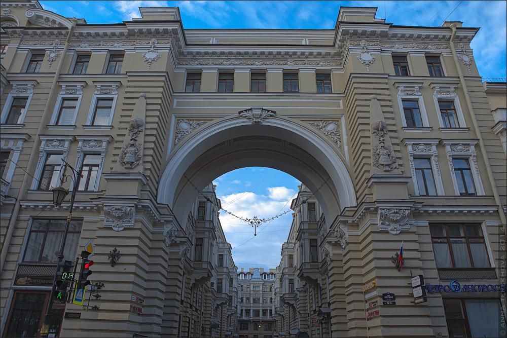 Арка Египетского дома на Захарьевской улице с уникальными архитектурными элементами