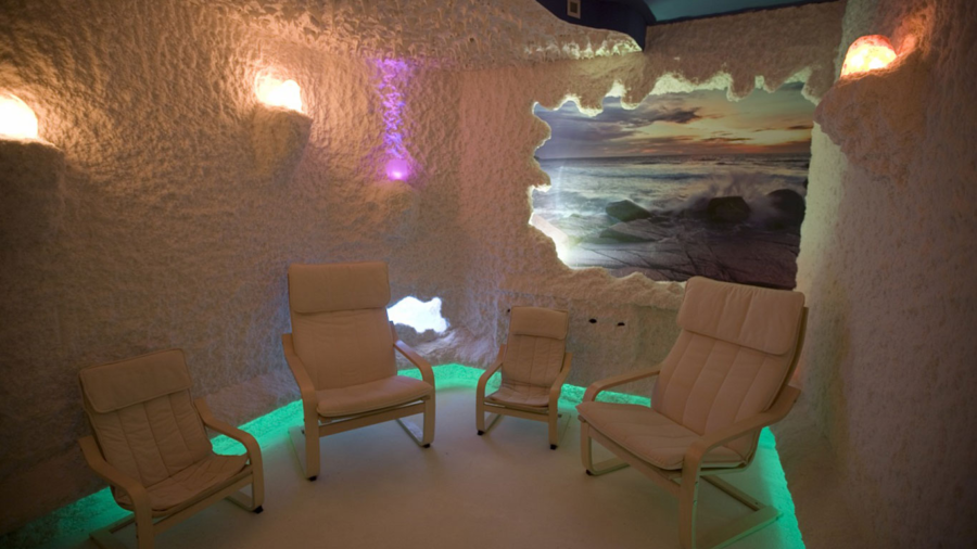 Средневековый городок с велнес-зоной, дворянская усадьба XIX века с шестью видами саун и открытым бассейном, загородный клуб с услугами ароматерапии и баней «по-черному». Питер Online собрал список из 15 лучших спа-курортов под Петербургом, где можно расслабиться и восстановить силы в хаммаме, побаловать себя медовым массажем, насладиться тишиной и спокойствием, прекрасными видами и чистейшим лесным воздухом.