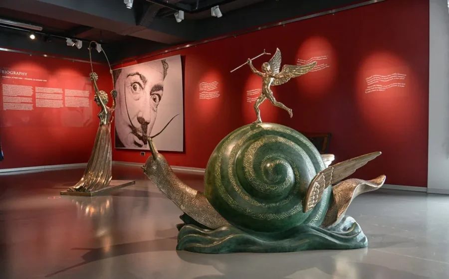 Современное выставочное пространство музея Эрарта с арт-инсталляциями и минималистичным дизайном