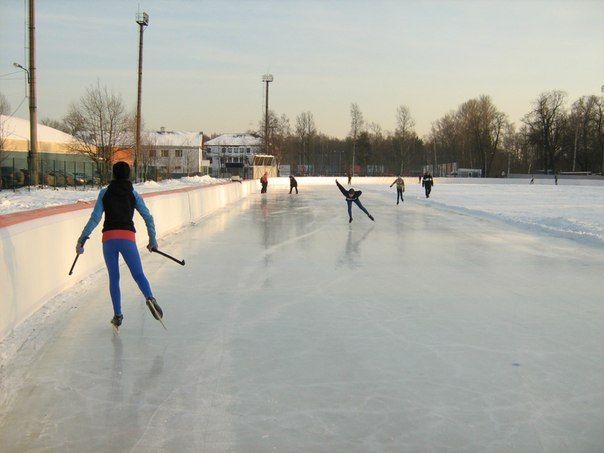 Во второй половине месяца в город придут долгожданные морозы, а значит, будет и лед. Уже с 19 декабря петербуржцы смогут прокатиться на крупнейшем открытом катке в Удельном парке.