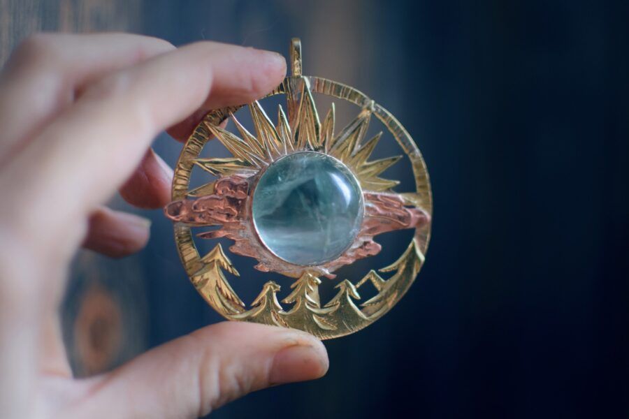 Питер Online нашел студии для тех, кто давно хочет поработать с деревом, металлом, глиной, тканью и стеклом. Совсем не обязательно иметь многолетний опыт и знания. Мастера с нуля обучат вас писать картины маслом, выдувать вазу, шить трендовую одежду, ковать из железа ножи, изготовлять ювелирные украшения и делать мебель из дерева.