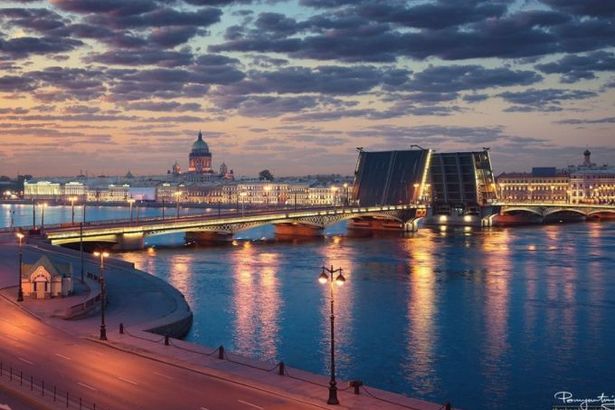 Северная столица стала единственным городом России, вошедшим в авторитетный топ британской газеты. В список попали самые интересные и красивые города мира, которые не должен пропустить ни один заядлый турист.