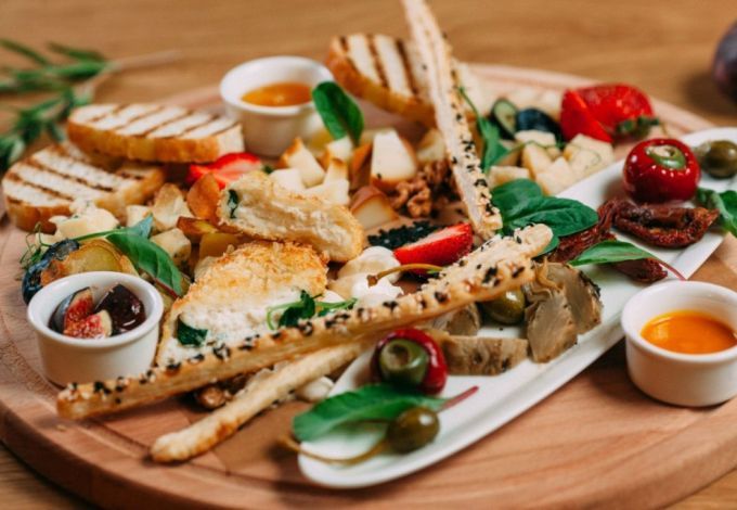 Выпить чашечку ароматного кофе или полакомиться сытным обедом напротив Мариинского театра – в&nbsp;Café Teatro&nbsp;в любое время дня будет комфортно и тепло. Популярные блюда итальянской, европейской и русской кухни. Вечера живой музыки с арфой, ужин по соседству со звездами театра – вот типичные приметы Cafe Teatro. А также приятные&nbsp;бонусы&nbsp;для поклонников Мариинки!