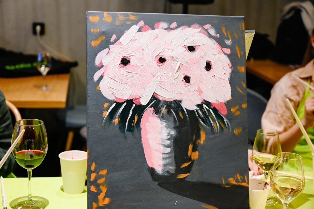 В сердце творческого объединения Painty скрывается мир неограниченных возможностей для любителей искусства: от погружения в медитативный процесс создания абстрактных шедевров в формате «Флюид-арт» до увлекательных сессий «Wine & Art», где каждый мазок кисти сопровождается изысканными вкусами вин, отобранных профессиональным сомелье.