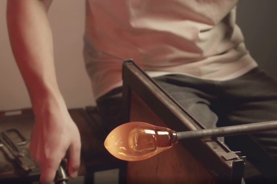 Питер Online нашел студии для тех, кто давно хочет поработать с деревом, металлом, глиной, тканью и стеклом. Совсем не обязательно иметь многолетний опыт и знания. Мастера с нуля обучат вас писать картины маслом, выдувать вазу, шить трендовую одежду, ковать из железа ножи, изготовлять ювелирные украшения и делать мебель из дерева.