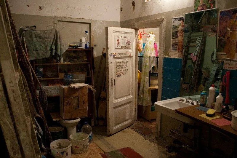 Путаная нумерация квартир в домах-колодцах — не ошибка горслужб, а след объединения флигелей и перестроек.