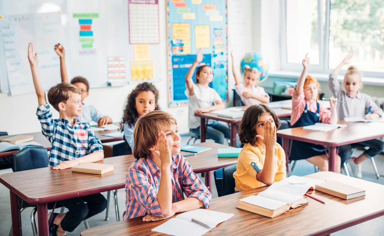 Подготовиться к кембриджским тестам и поступить в Гарвард, расширить свои знания в физике или развить свои навыки и стать экспертами в определенной области. В настоящее время существует множество школ, которые предлагают ученикам углубленное изучение различных предметов. Питер Online собрал список таких школ Петербурга, где работаю профессиональные педагоги, обладающие большим опытом, современные авторские программы и интересные внеклассные занятия.