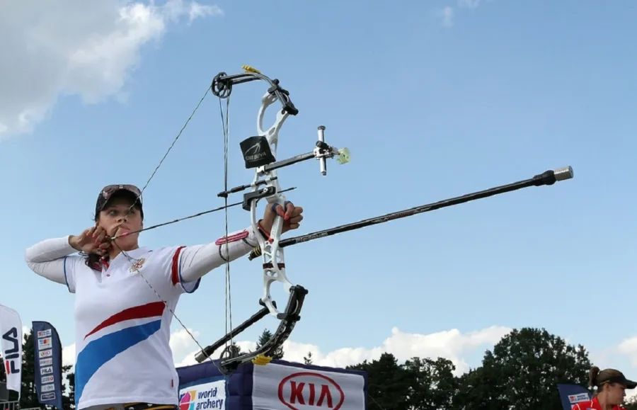 Интерьер тира «Стреляный Воробей» с разнообразным оружием на стойках и оборудованной зоной для стрельбы