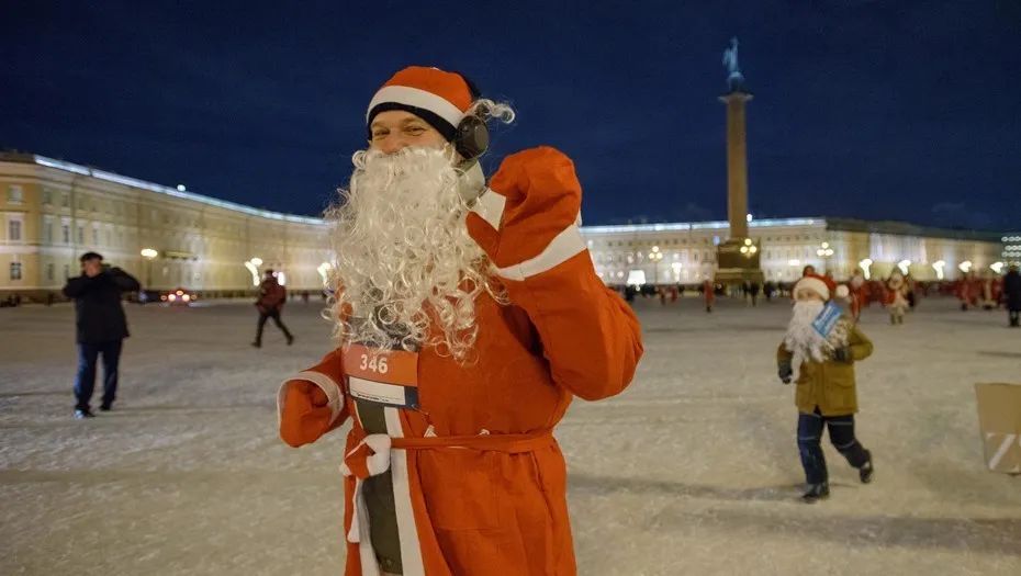 26 декабря в город приедет Дедушка Мороз из Великого Устюга. На Дворцовой площади волшебника будет ожидать невероятный флешмоб – сотни его двойников закружатся в масштабном танце под чарующие новогодние мелодии.
