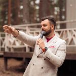 11 агентств и ведущих Петербурга: от соло-тамады за 15 000 ₽ до иммерсивного театра — с ценами и телефонами для праздника.